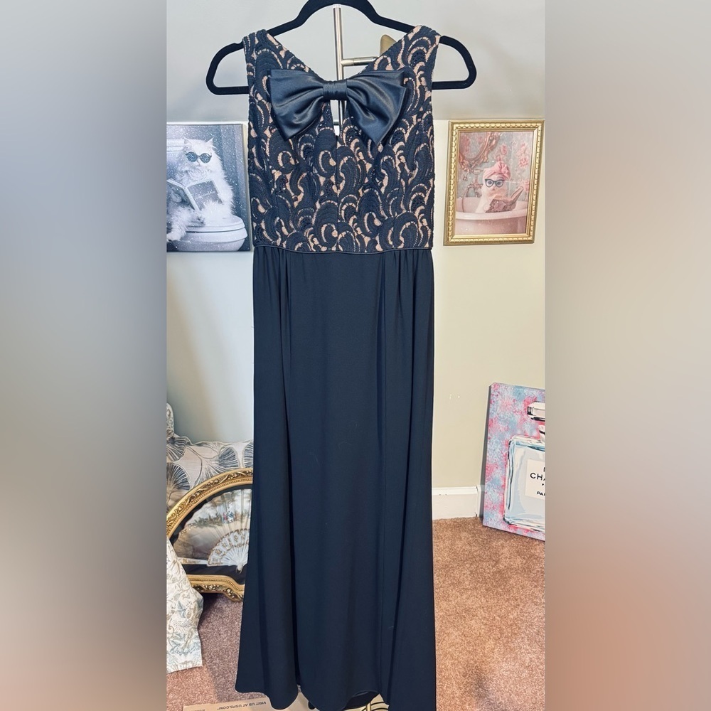 NWOT Beautiful Badgley Mischka Black and Tan Lace Bodice Evening Dress with Bow